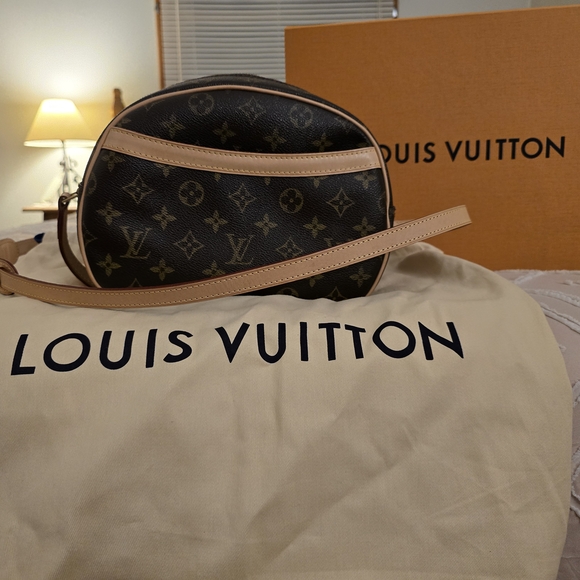 Louis Vuitton Elegant Brown Monogram Crossbody Bag - Picture 1 of 4